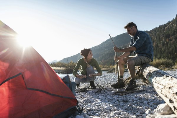 Quels sont les conseils pour un camping en région de plateau karstique avec exploration de dolines?